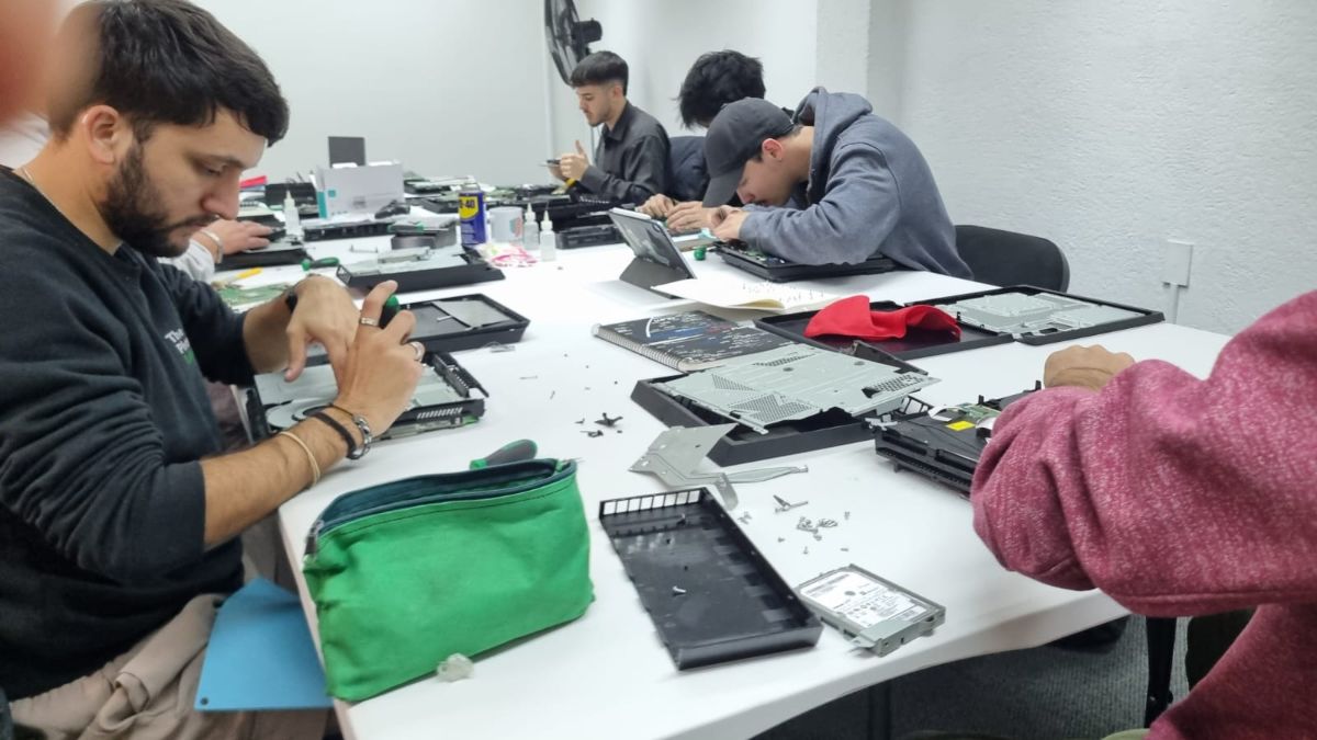 Técnico en reparación de consolas de Videojuegos