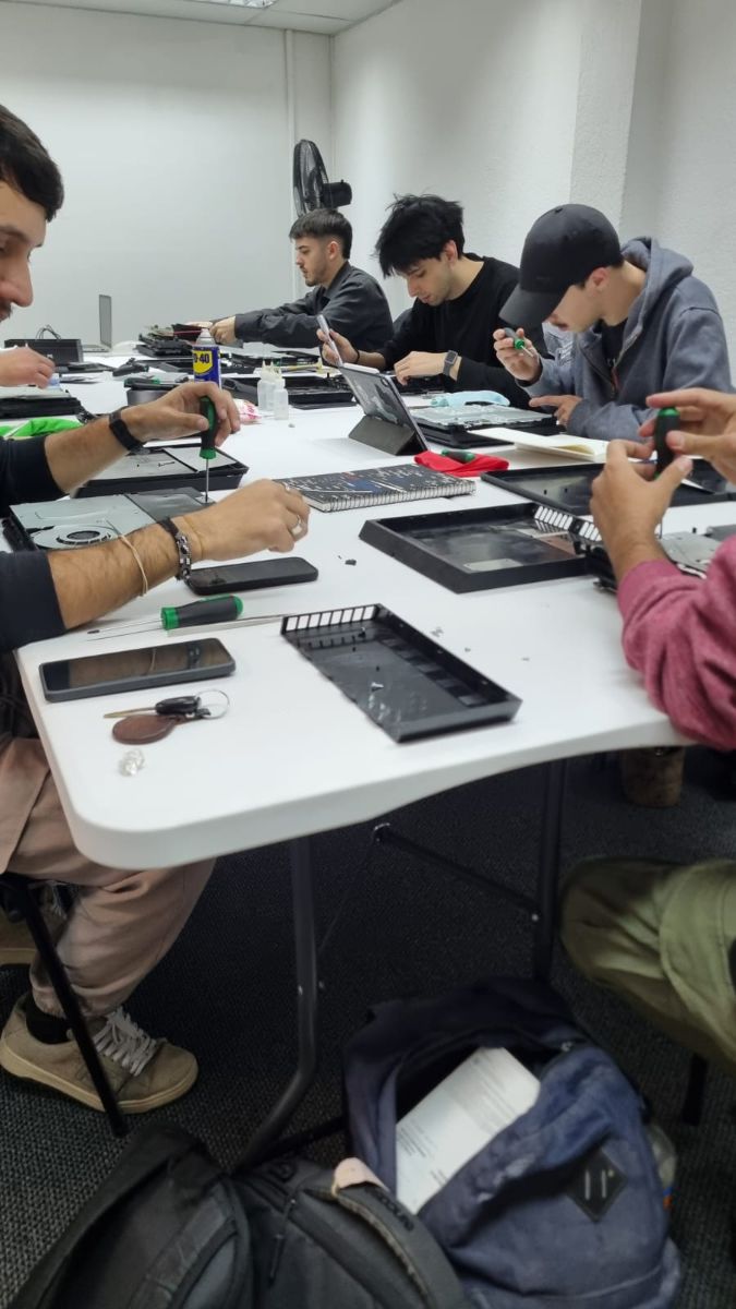 Técnico en reparación de consolas de Videojuegos