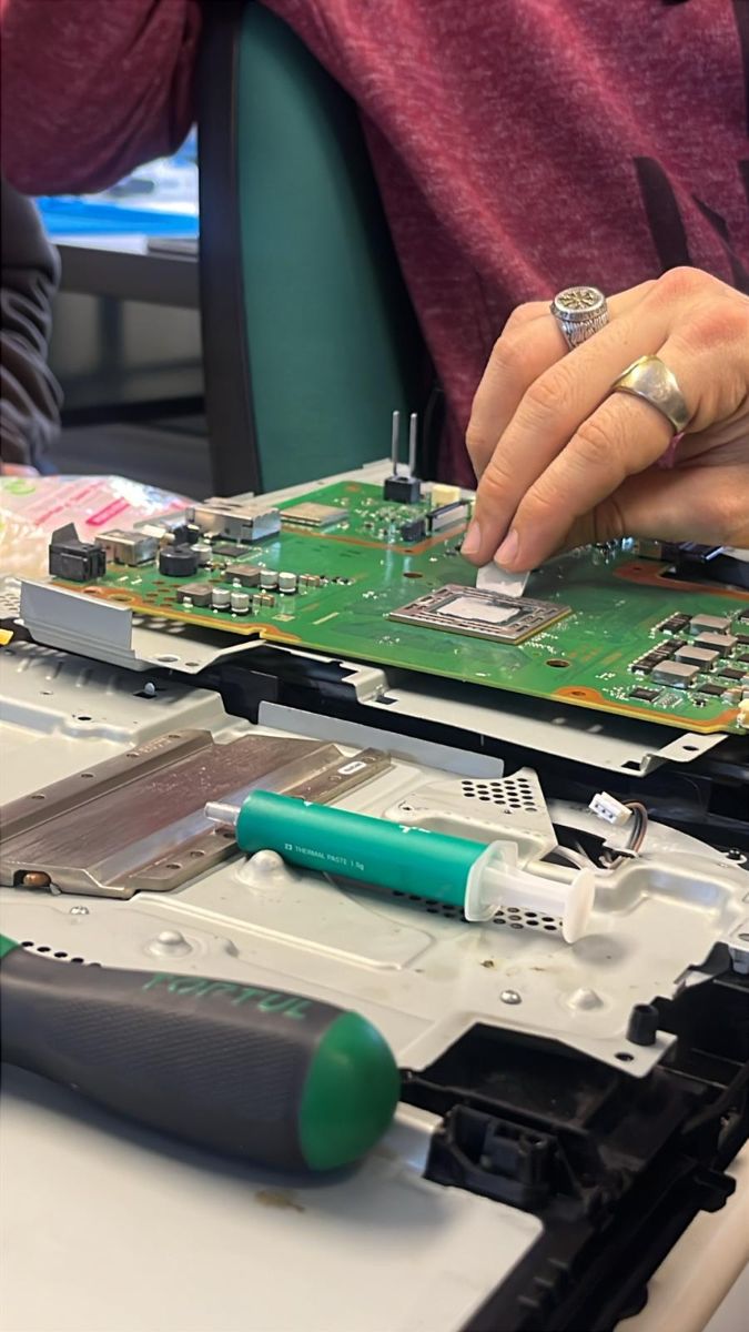 Técnico en reparación de consolas de Videojuegos
